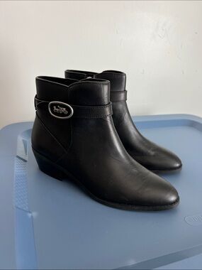 Coach dylan black leather ankle boots booties horse and carriage motif buckle 7